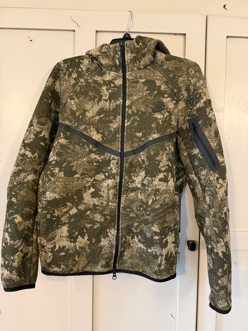 Like New Nike men’s size M camo zip up hoodie